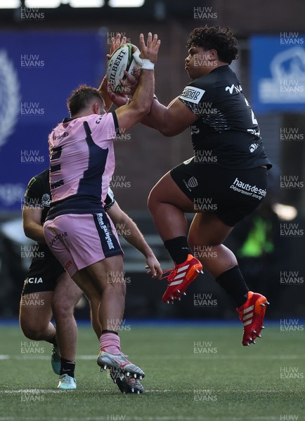 100126 - Cardiff Rugby v Racing 92, EPCR Challenge Cup - Lehopoame Leota of Racing 92 and Liam Belcher of Cardiff Rugby compete for the ball