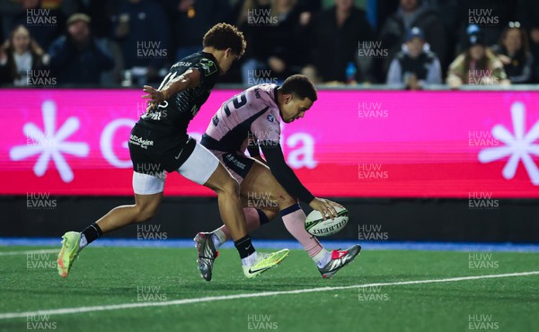 100126 - Cardiff Rugby v Racing 92, EPCR Challenge Cup - Ben Thomas of Cardiff Rugby runs in to score try