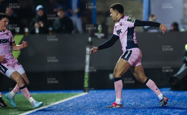 100126 - Cardiff Rugby v Racing 92, EPCR Challenge Cup - Ben Thomas of Cardiff Rugby runs in to score try