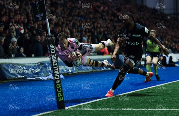 100126 - Cardiff Rugby v Racing 92, EPCR Challenge Cup - Iwan Stephens of Cardiff Rugby is in touch as he dives for the line