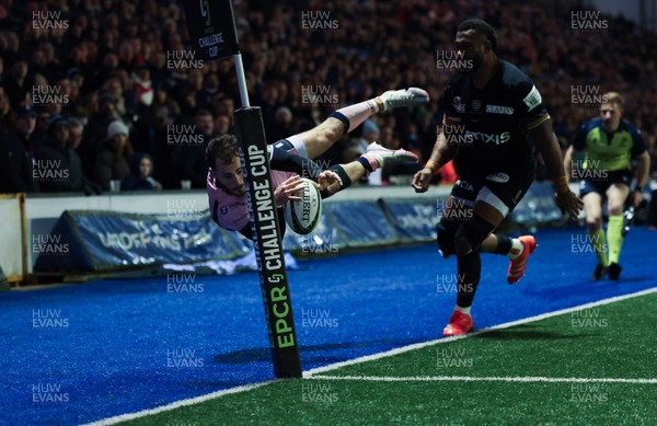 100126 - Cardiff Rugby v Racing 92, EPCR Challenge Cup - Iwan Stephens of Cardiff Rugby is in touch as he dives for the line