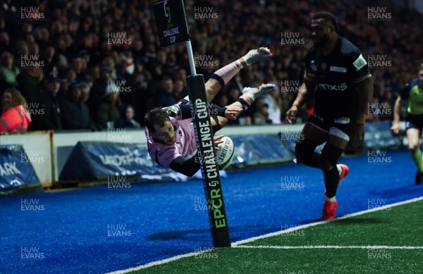 100126 - Cardiff Rugby v Racing 92, EPCR Challenge Cup - Iwan Stephens of Cardiff Rugby is in touch as he dives for the line