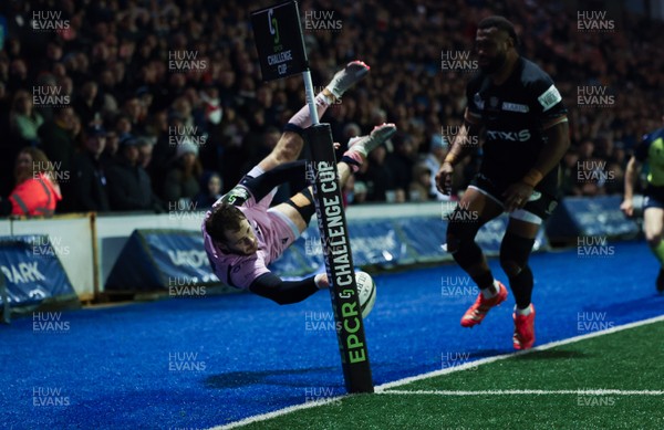 100126 - Cardiff Rugby v Racing 92, EPCR Challenge Cup - Iwan Stephens of Cardiff Rugby is in touch as he dives for the line