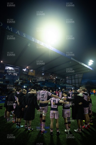 100126 - Cardiff Rugby v Racing 92, EPCR Challenge Cup - Cardiff Rugby huddle up0 at the end of the match