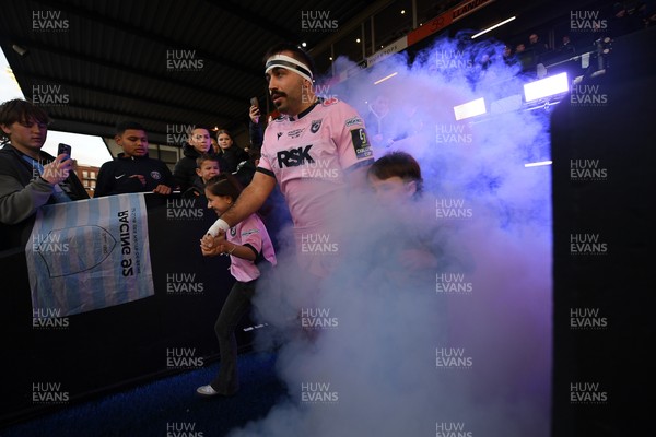100126 - Cardiff Rugby v Racing 92 - EPCR Challenge Cup - Liam Belcher of Cardiff Rugby runs out for his 100th cap