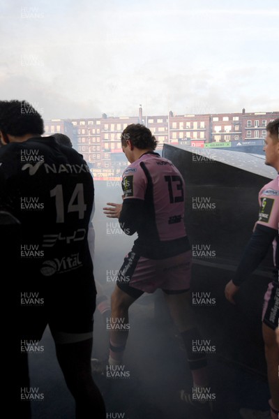 100126 - Cardiff Rugby v Racing 92 - EPCR Challenge Cup - Both sides run out at the start of the match
