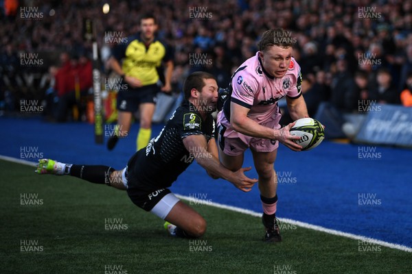 100126 - Cardiff Rugby v Racing 92 - EPCR Challenge Cup - Tom Bowen of Cardiff Rugby dives in to score a try 