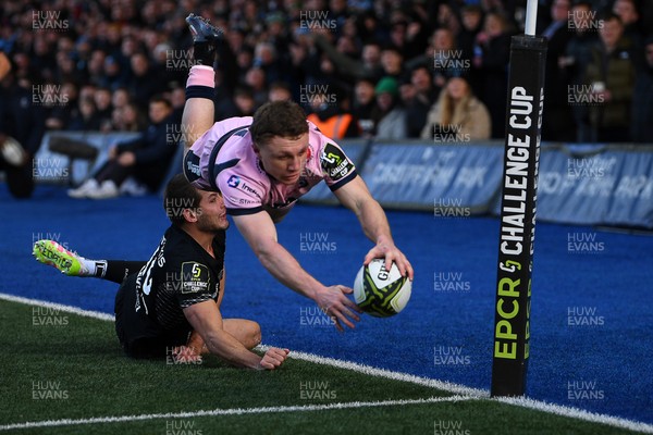 100126 - Cardiff Rugby v Racing 92 - EPCR Challenge Cup - Tom Bowen of Cardiff Rugby dives in to score a try 