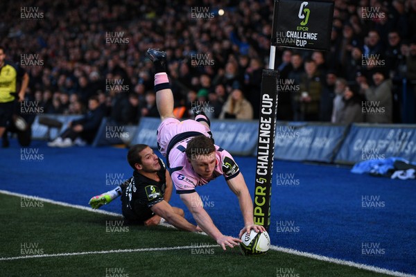 100126 - Cardiff Rugby v Racing 92 - EPCR Challenge Cup - Tom Bowen of Cardiff Rugby dives in to score a try 