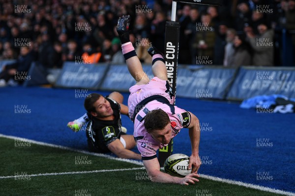 100126 - Cardiff Rugby v Racing 92 - EPCR Challenge Cup - Tom Bowen of Cardiff Rugby dives in to score a try 