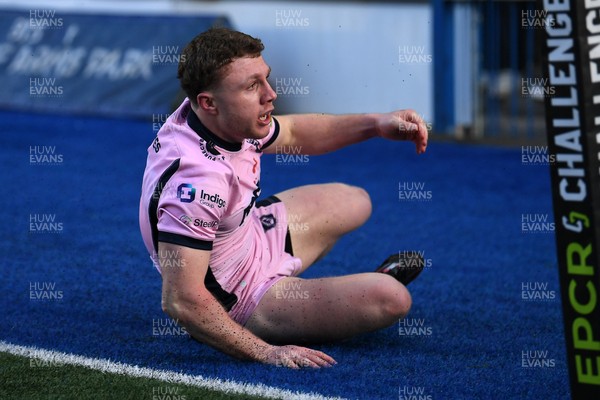 100126 - Cardiff Rugby v Racing 92 - EPCR Challenge Cup - Tom Bowen of Cardiff Rugby dives in to score a try 