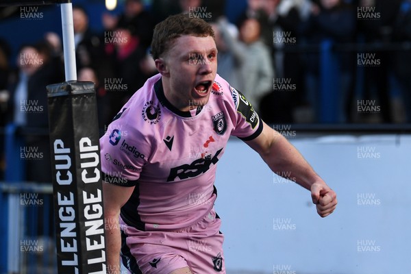 100126 - Cardiff Rugby v Racing 92 - EPCR Challenge Cup - Tom Bowen of Cardiff Rugby dives in to score a try 