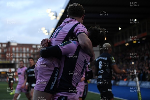 100126 - Cardiff Rugby v Racing 92 - EPCR Challenge Cup - Tom Bowen of Cardiff Rugby dives in to score a try 