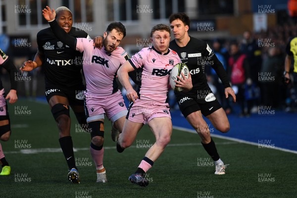 100126 - Cardiff Rugby v Racing 92 - EPCR Challenge Cup - Tom Bowen of Cardiff Rugby runs in to score a try