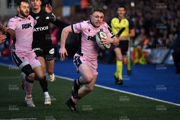 100126 - Cardiff Rugby v Racing 92 - EPCR Challenge Cup - Tom Bowen of Cardiff Rugby runs in to score a try