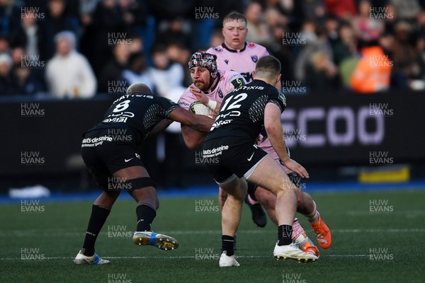 100126 - Cardiff Rugby v Racing 92 - EPCR Challenge Cup - Alun Lawrence of Cardiff Rugby is challenged by Vladi Ashvetia of Racing 92