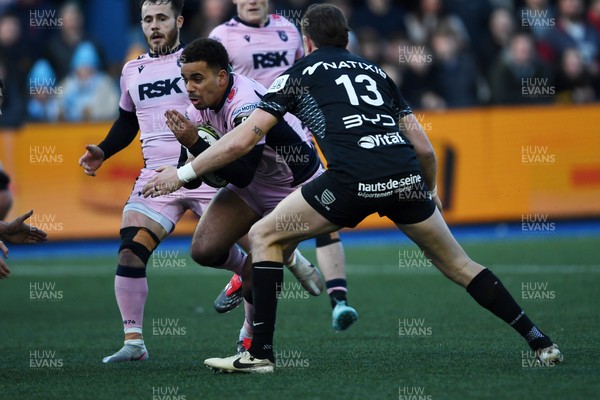 100126 - Cardiff Rugby v Racing 92 - EPCR Challenge Cup - Ben Thomas of Cardiff Rugby is challenged by Sam James of Racing 92