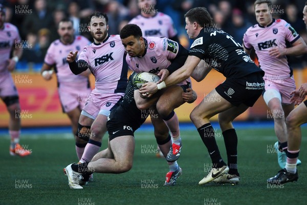 100126 - Cardiff Rugby v Racing 92 - EPCR Challenge Cup - Ben Thomas of Cardiff Rugby is challenged by Sam James of Racing 92