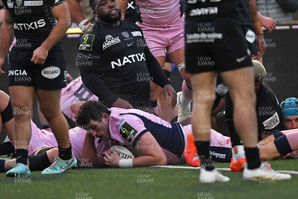 100126 - Cardiff Rugby v Racing 92 - EPCR Challenge Cup - Rory Thornton of Cardiff Rugby scores a try