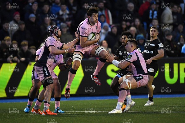 100126 - Cardiff Rugby v Racing 92 - EPCR Challenge Cup - Rory Thornton of Cardiff Rugby catches the ball