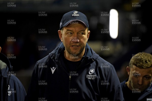 100126 - Cardiff Rugby v Racing 92 - EPCR Challenge Cup - Cardiff interim head coach, Corniel Van Zyl leads his sides team huddle at full time