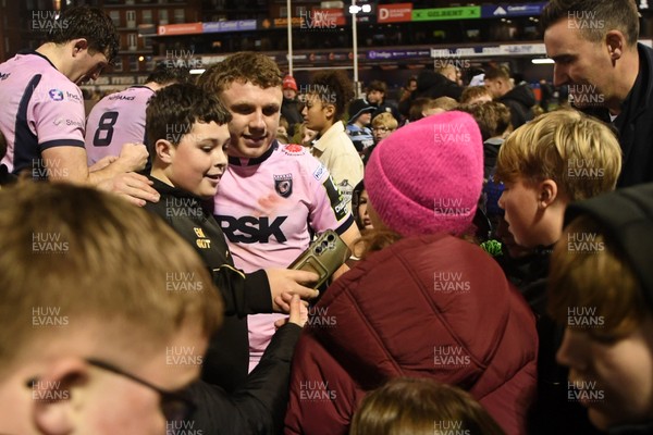 100126 - Cardiff Rugby v Racing 92 - EPCR Challenge Cup - Tom Bowen of Cardiff Rugby with fans at full time