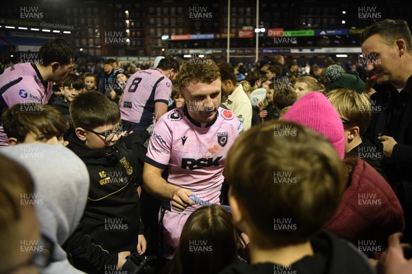 100126 - Cardiff Rugby v Racing 92 - EPCR Challenge Cup - Tom Bowen of Cardiff Rugby with fans at full time