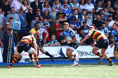 060925 - Cardiff Rugby v Richmond - Preseason Friendly - Mason Grady of Cardiff takes on Jason Baggott(L) Sam Smith and Paddy Case of Richmond