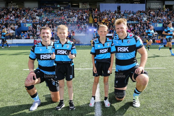 060925 - Cardiff Rugby v Richmond - Preseason Friendly - Harri Millard (L) and Josh McNally (R) of Cardiff with the match day mascots