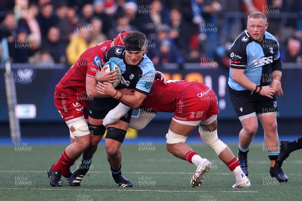 021223 - Cardiff Rugby v Scarlets - United Rugby Championship - Teddy Williams of Cardiff is tackled by Jac Price and Alex Craig of Scarlets 