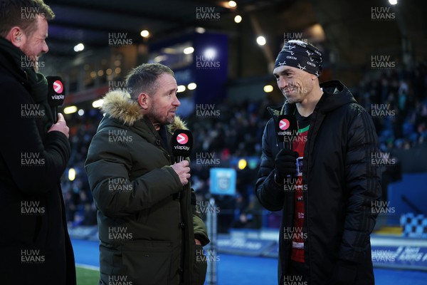 021223 - Cardiff Rugby v Scarlets - United Rugby Championship - Kevin Sinfield at Cardiff Arms Park at half time with Shane Williams