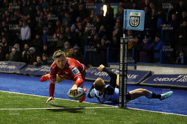 021223 - Cardiff Rugby v Scarlets - United Rugby Championship - Steff Evans of Scarlets dives over the line to score a try