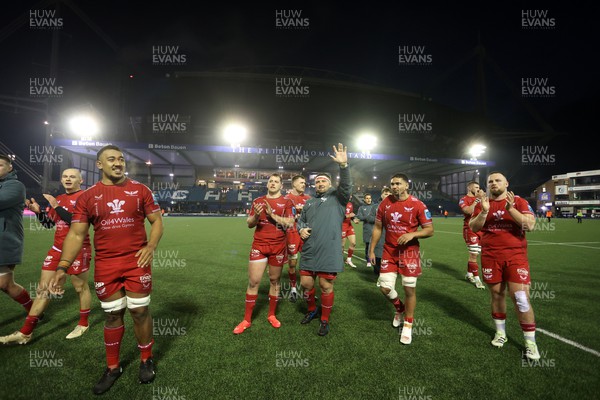 021223 - Cardiff Rugby v Scarlets - United Rugby Championship - Scarlets thank the fans at full time