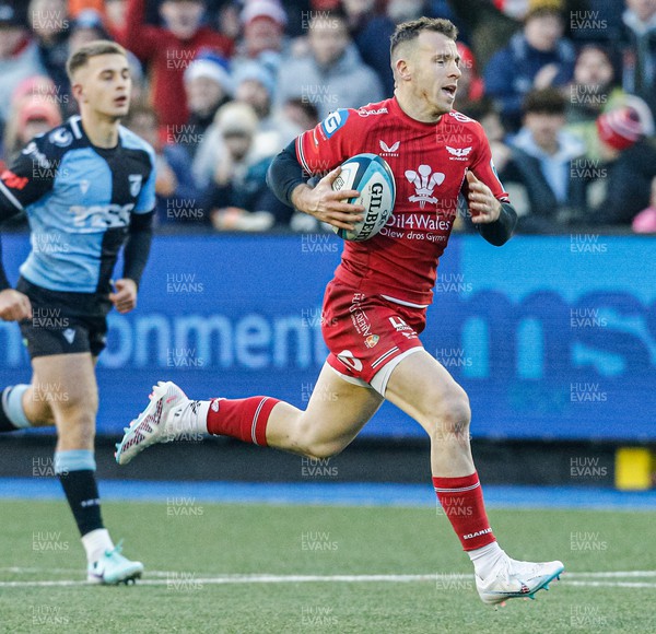 021223 - Cardiff Rugby v Scarlets - United Rugby Championship - Gareth Davies of Scarlets on his way to scoring a try