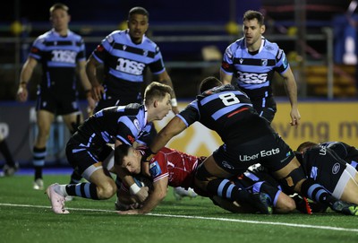 070123 - Cardiff Rugby v Scarlets - United Rugby Championship - Dane Blacker of Scarlets gets over the line to score a try