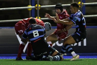 070123 - Cardiff Rugby v Scarlets - United Rugby Championship - Jonathan Davies of Scarlets gets to the ball first to score a try