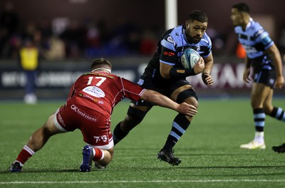 070123 - Cardiff Rugby v Scarlets - United Rugby Championship - Taulupe Faletau of Cardiff is tackled by Kemsley Mathias of Scarlets 