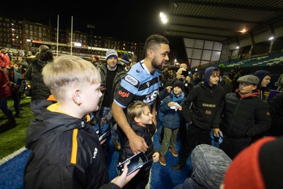 070123 - Cardiff Rugby v Scarlets - United Rugby Championship - Taulupe Faletau of Cardiff with fans at full time