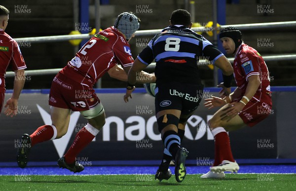 070123 - Cardiff Rugby v Scarlets - United Rugby Championship - Jonathan Davies of Scarlets gets to the ball first to score a try