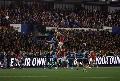 191225 - Cardiff Rugby v Scarlets - United Rugby Championship - General View of the crowd watching a line out