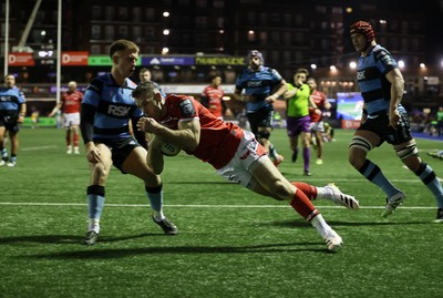 191225 - Cardiff Rugby v Scarlets - United Rugby Championship - Gareth Davies of Scarlets scores a try