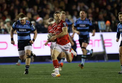 191225 - Cardiff Rugby v Scarlets - United Rugby Championship - Gareth Davies of Scarlets runs in to score a try