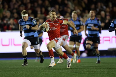 191225 - Cardiff Rugby v Scarlets - United Rugby Championship - Gareth Davies of Scarlets runs in to score a try