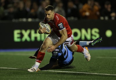 191225 - Cardiff Rugby v Scarlets - United Rugby Championship - Gareth Davies of Scarlets runs in to score a try