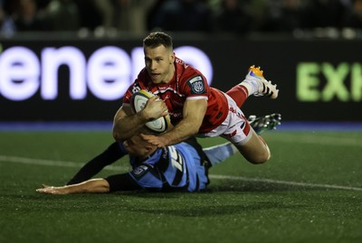 191225 - Cardiff Rugby v Scarlets - United Rugby Championship - Gareth Davies of Scarlets runs in to score a try