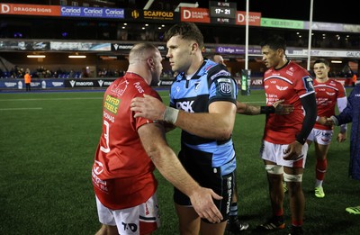 191225 - Cardiff Rugby v Scarlets - United Rugby Championship - Henry Thomas of Scarlets and Mason Grady of Cardiff at full time