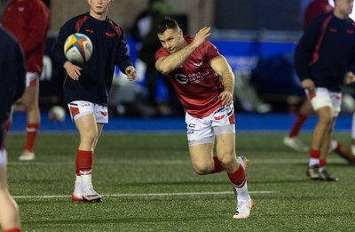 191225 - Cardiff Rugby v Scarlets, United Rugby Championship - Gareth Davies of Scarlets warms up