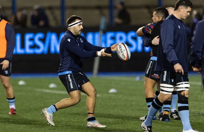 191225 - Cardiff Rugby v Scarlets, United Rugby Championship - Liam Belcher of Cardiff Rugby warms up