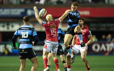 191225 - Cardiff Rugby v Scarlets, United Rugby Championship - Blair Murray of Scarlets and Cam Winnett of Cardiff Rugby compete for the ball
