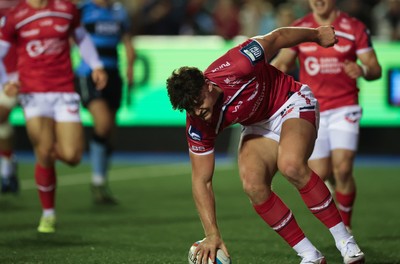 191225 - Cardiff Rugby v Scarlets, United Rugby Championship - Eddie James of Scarlets races in to score try